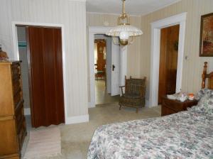 489 E Franklin St, Circleville, OH 43113 photo 6