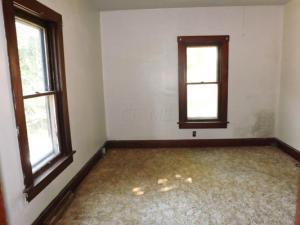 838 N Walnut St, Logan, OH 43138 photo 5