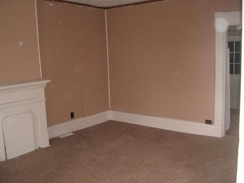 136 E Mill St, Circleville, OH 43113 photo 2