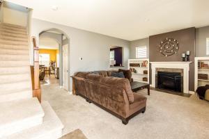 596 Lamplight Dr, Delaware, OH 43015 photo 2
