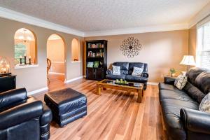 129 Chenango Dr, Powell, OH 43065 photo 4