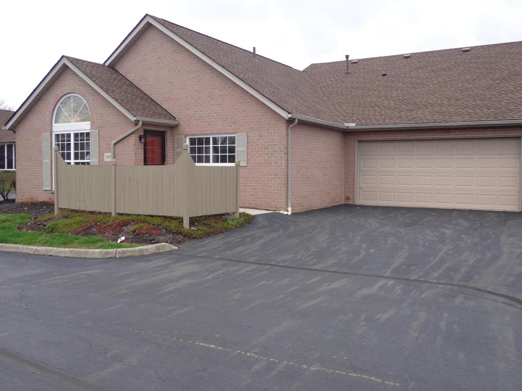 1947 Farmbrook Cir S, Grove City, OH 43123 photo 2