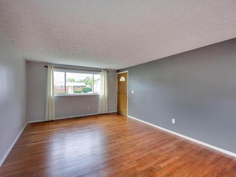 3898 Eakin Rd, Columbus, OH 43228 photo 4