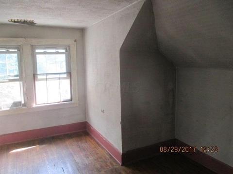 445 Robinwood Ave, Columbus, OH 43213 photo 2