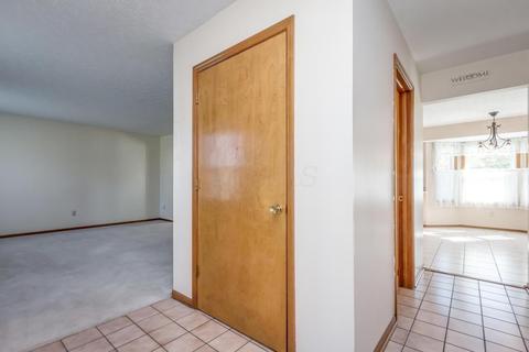 176 S Fork Cir, Pataskala, OH 43062 photo 2