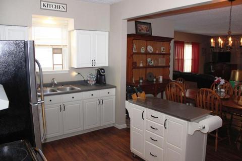 212 Walnut St, Circleville, OH 43113 photo 3