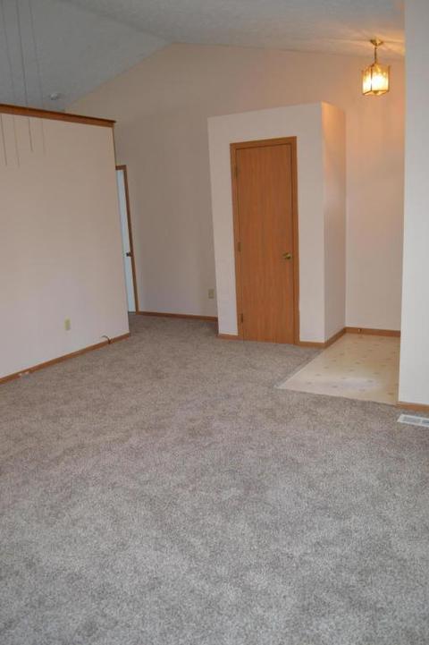1099 Viewpointe Dr, Columbus, OH 43207 photo 5