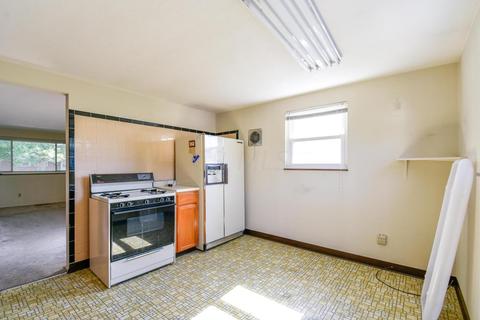 3907 Eakin Rd, Columbus, OH 43228 photo 9