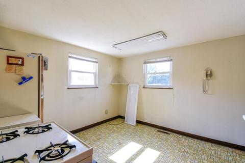 3907 Eakin Rd, Columbus, OH 43228 photo 7