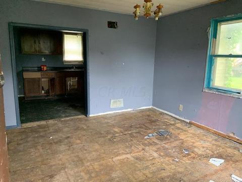 349 Hocking Ave, Logan, OH 43138 photo 3