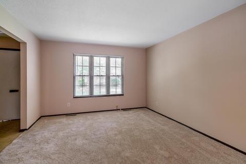 136 Stornoway Dr E, Columbus, OH 43213 photo 3