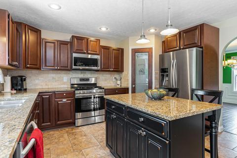 552 Adrian Dr, Delaware, OH 43015 photo 2