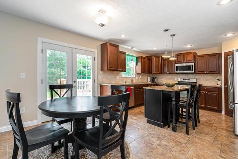 552 Adrian Dr, Delaware, OH 43015 photo 3
