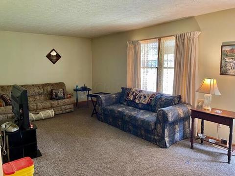 130 Worth Dr, Hebron, OH 43025 photo 2