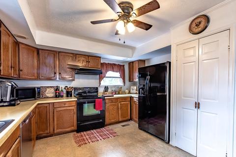46 E College St, Fredericktown, OH 43019 photo 9