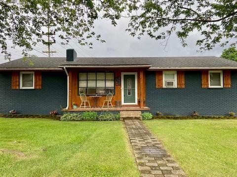 667 E 2nd St, Logan, OH 43138 photo 1