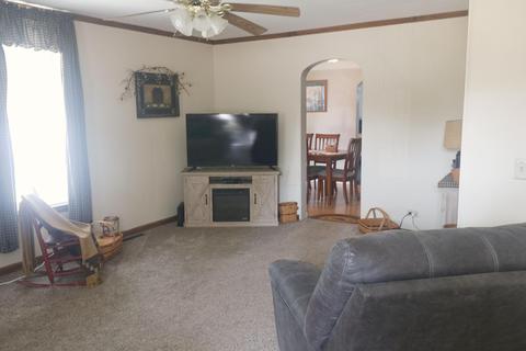 140 W Mill St, Circleville, OH 43113 photo 2