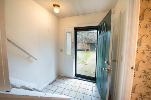 453 Shell Ct E, Whitehall, OH 43213 photo 4