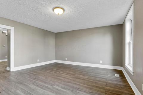 221 E Mound St, Circleville, OH 43113 photo 4