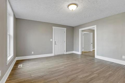 221 E Mound St, Circleville, OH 43113 photo 5