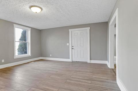 221 E Mound St, Circleville, OH 43113 photo 6