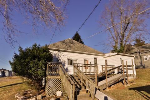 504 E Broadway St, Wellston, OH 45692 photo 2