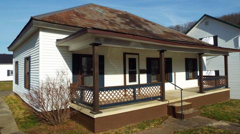 39 Barbour St, Glouster, OH 45732