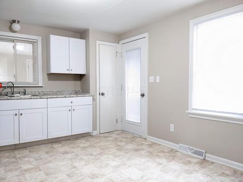 1325 Red Oaks Cir, Springfield, OH 45506 photo 3