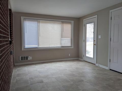 1325 Red Oaks Cir, Springfield, OH 45506 photo 4