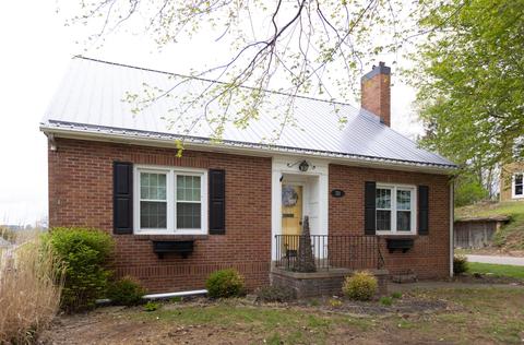 321 E A St, Wellston, OH 45692 photo 2