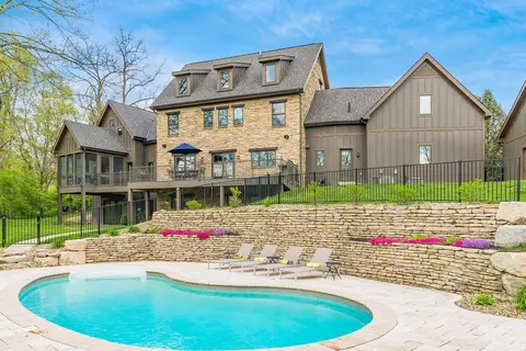 8007 Riverside Dr, Dublin, OH 43016