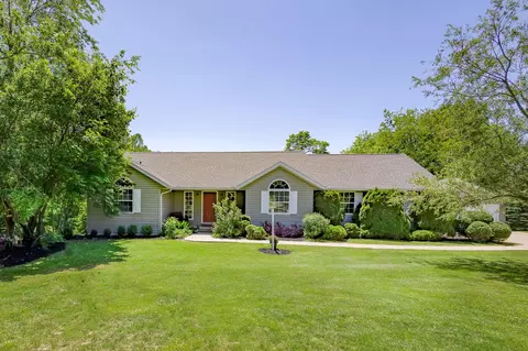 13241 Rolling Hills Ct, Mount Vernon, OH 43050