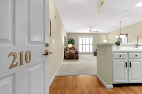 5935 N High St #210, Worthington, OH 43085