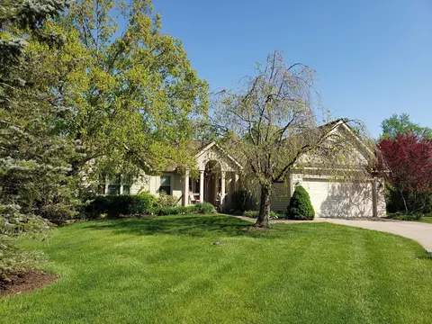 7592 Pinehill Rd, Lewis Center, OH 43035