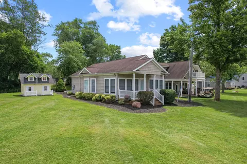 5415 Lake Shore Dr NE, Thornville, OH 43076