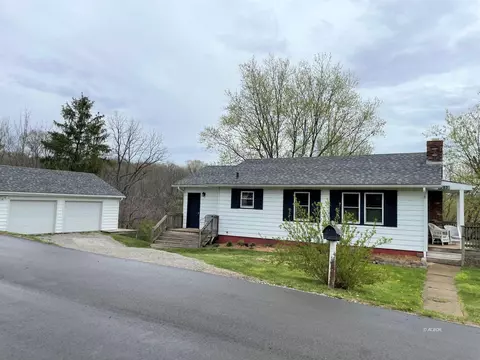 6232 Shelley Dr, Athens, OH 45701