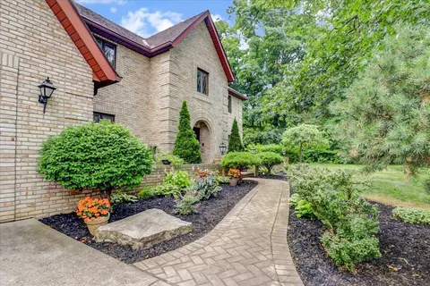 546 Southwind Dr, Gahanna, OH 43230