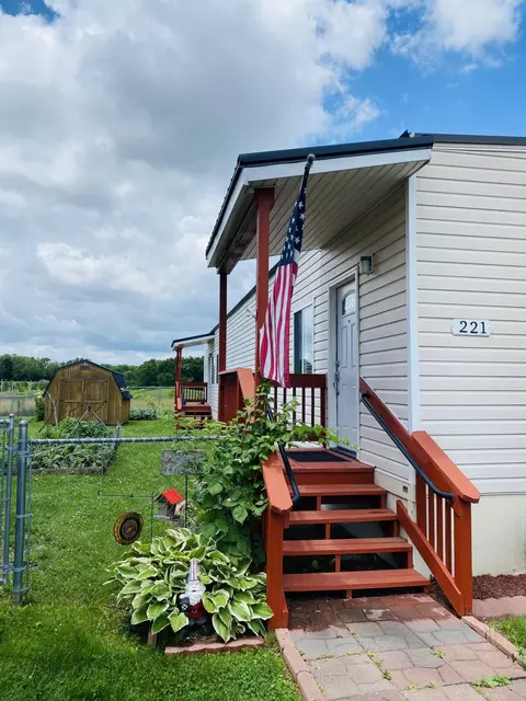221 S Main St, New Holland, OH 43145