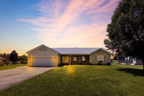 385 Spring Valley Dr, Zanesville, OH 43701