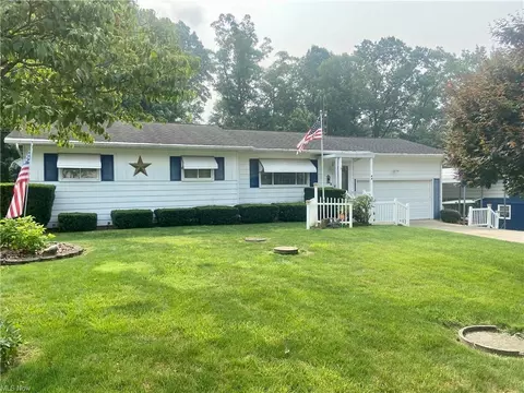 64 Juanita Dr, Zanesville, OH 43701