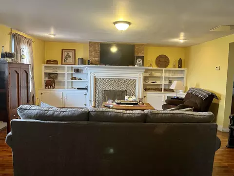 258 E Front St, Logan, OH 43138 photo 4