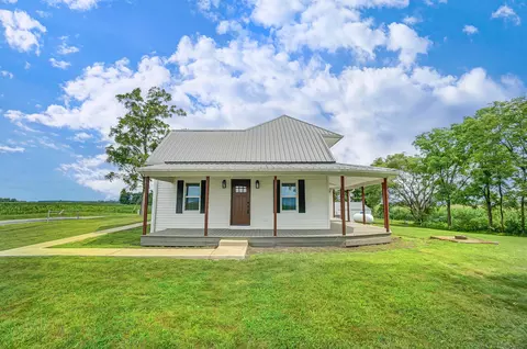 6098 Burnett Perrill Rd, Washington Court House, OH 43160