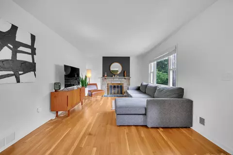 655 E Weisheimer Rd, Columbus, OH 43214 photo 5
