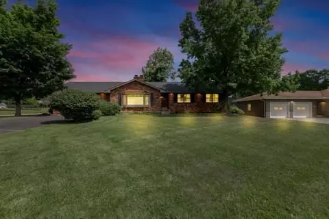 1370 Rainbow Dr NE, Lancaster, OH 43130