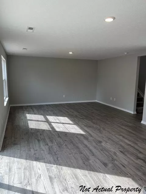379 Trinity Way E, Newark, OH 43055 photo 2