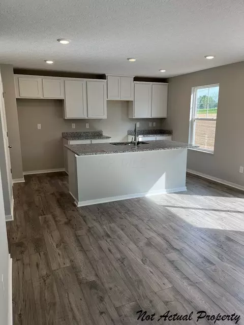 379 Trinity Way E, Newark, OH 43055 photo 3