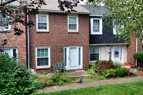 604 Dlyn St, Columbus, OH 43228 photo 2