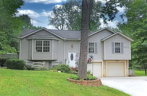 556 Crestmonte Dr, Howard, OH 43028