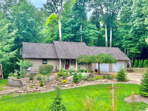 621 Floral Valley Dr W, Howard, OH 43028
