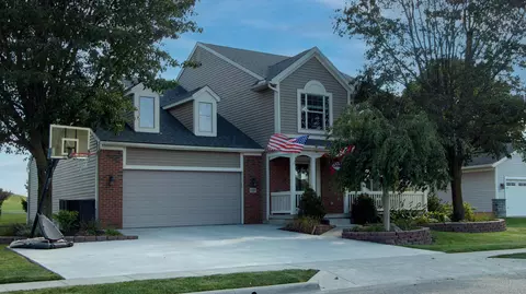 621 Creeks Edge Dr, Newark, OH 43055